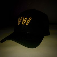 a black hat with the word ww on it